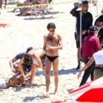 De sunga, Jesuíta Barbosa grava cenas como Ney Matogrosso em praia do Rio