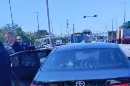 Carro da Alerj atropela agentes da Seop em faixa de BRT e não presta socorro