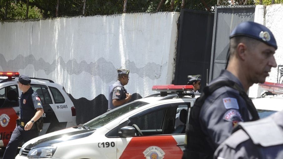 A Policia Militar está participando da operação nas ruas com buscas pelas armas.