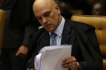 Moraes dá 15 dias para PGR opinar sobre indiciamento de Bolsonaro