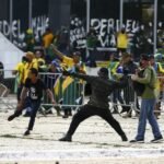 Vândalos invadem a praça dos Três Poderes e depredam os prédios