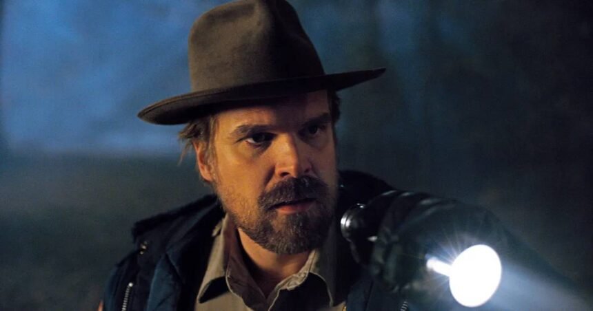 Séries e TV                                                            15.03.2024, às 18:31                                                                    David Harbour aparece como Hopper no set do último ano de Stranger Things; veja                                                                                1 min de leitura