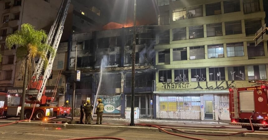 Incêndio em pousada deixa ao menos dez mortos em Porto Alegre