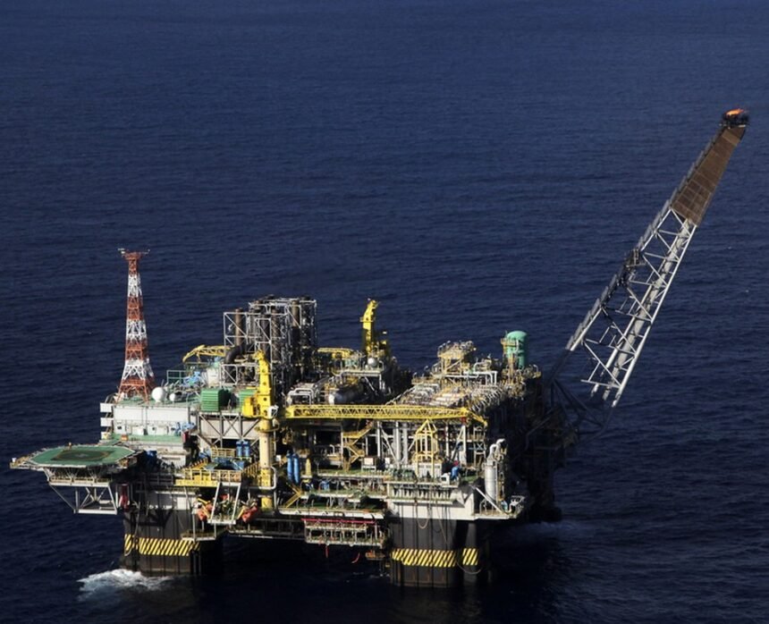 Plataforma de exploração de petróleo na costa brasileira — Foto: Rich Press/Bloomberg