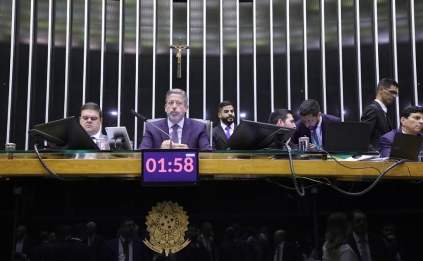 Presidente da Câmara, Arthur Lira, na sessão de votação do projeto sobre regulamentação da reforma tributária — Foto: Mário Agra/Câmara dos Deputados