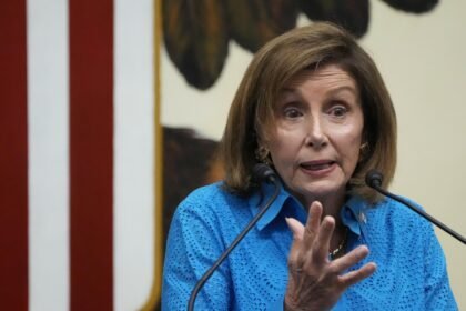 Nancy Pelosi apoia publicamente candidatura de Kamala Harris | Mundo