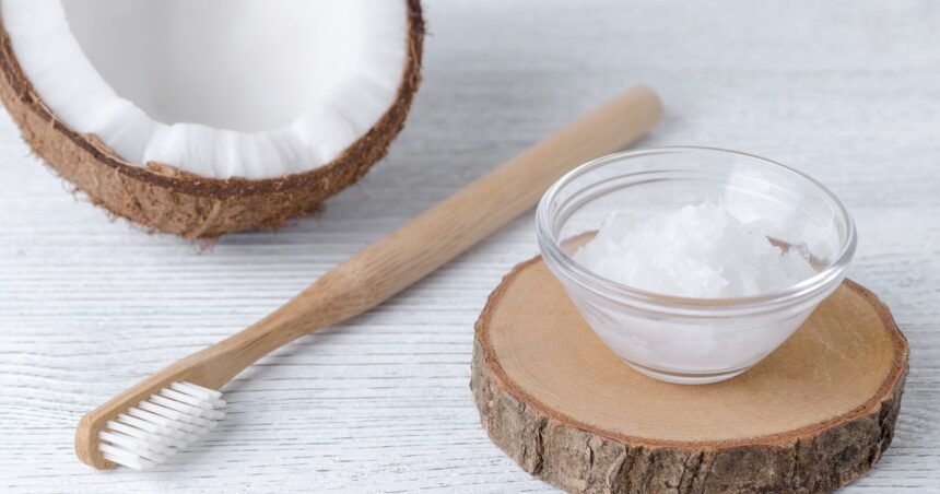 Oil pulling: usar óleo de coco para clarear os dentes não é recomendado