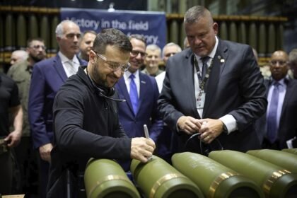 O presidente ucraniano, Volodymyr Zelensky, assina munições militares em Scranton, Pensilvânia (EUA) — Foto: Presidência da Ucrânia/Via AP