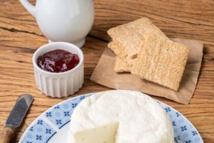 Queijo Minas Frescal  NAO USAR APOS ESSA DATA EM CASO DE DUVIDA CONSULTE A FOTOGRAFIA  Frescal cheese, typical brazilian fresh white cheese with jam and toasts. photo Odu Mazza/adobe.stock