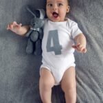 O que o bebê de 4 meses deve fazer?