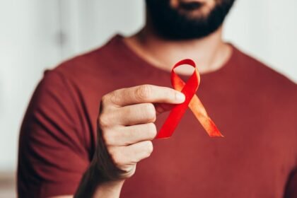 Corte de recursos dos EUA pode causar ‘ameaça global’ às pessoas com HIV, alerta OMS