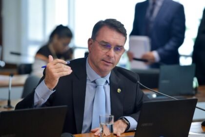 O senador Flávio Bolsonaro (PL-RJ) ajuizou ação no Tribunal de Justiça do Distrito Federal e Territórios (TJDFT) com pedido de indenização por danos morais ao ministro da Fazenda, Fernando Haddad — Foto: Saulo Cruz/Agência Senado