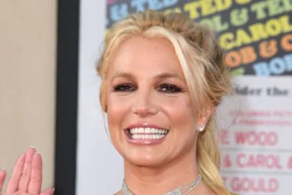 Britney Spears anuncia mudança para Boston e nega briga com namorado