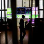 Operadores na bolsa de valores Euronext NV em Paris — Foto: Nathan Laine/Bloomberg