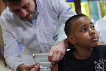 Cidade de São Paulo enfrenta falta de vacinas contra a dengue e covid-19; veja onde encontrar